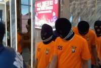 Empat orang diamankan Satresnarkoba usai hendak menyeludupkan narkotika jenis sabu melalui Karimun ke Kalimantan. Foto: KepriHeadline.id