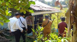 Polisi melakukan evakuasi terhadap jasad korban gantung diri. Foto: kepriheadline.id