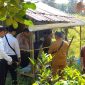 Polisi melakukan evakuasi terhadap jasad korban gantung diri. Foto: kepriheadline.id
