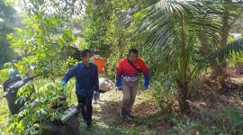 Polisi mengevakuasi jasad Br ke RSUD Muhammad Sani. Foto: KepriHeadline.id