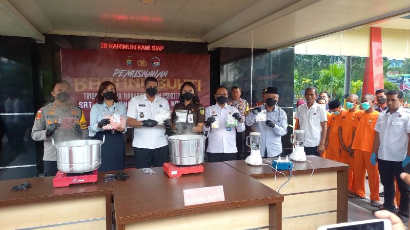 Kapolres Karimun AKBP Fadli Agus bersama Jajaran Instansi Vertikal Kabupaten Karimun memusnahkan barang bukti narkotika. Foto: Rc/KepriHeadline.id.