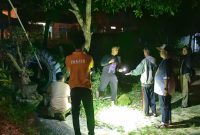 Polisi melakukan olah TKP di lokasi Kejadian tiga warga Karimun tersengat aliran listrik. Foto: Istimewa untuk KepriHeadline.id