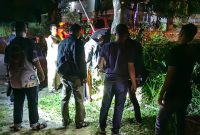 Polisi dari Polres Karimun sedang melakukan olah TKP di wilayah Bukit Senang, Kecamatan Karimun. Foto: Istimewa untuk KepriHeadline.id 