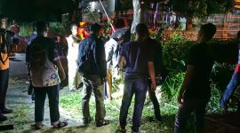 Polisi dari Polres Karimun sedang melakukan olah TKP di wilayah Bukit Senang, Kecamatan Karimun. Foto: Istimewa untuk KepriHeadline.id 
