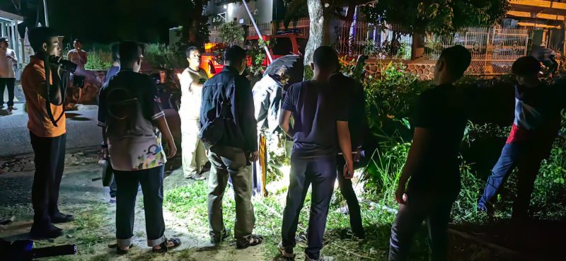 Polisi dari Polres Karimun sedang melakukan olah TKP di wilayah Bukit Senang, Kecamatan Karimun. Foto: Istimewa untuk KepriHeadline.id 
