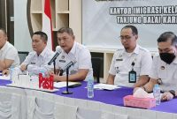 Kepala Kantor Imigrasi Kelas II TPI Karimun Zulmanur Arif didampingi Jajaran Kasi dan Kasubsi sampaikan data pencapaian kinerja tahun 2023. Foto: KepriHeadline.id