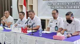 Kepala Kantor Imigrasi Kelas II TPI Karimun Zulmanur Arif didampingi Jajaran Kasi dan Kasubsi sampaikan data pencapaian kinerja tahun 2023. Foto: KepriHeadline.id
