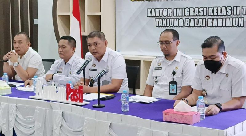 Kepala Kantor Imigrasi Kelas II TPI Karimun Zulmanur Arif didampingi Jajaran Kasi dan Kasubsi sampaikan data pencapaian kinerja tahun 2023. Foto: KepriHeadline.id