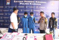 Dua pelaku pencurian dengan pemberatan saat ditanyai Kapolres Karimun AKBP Fadli Agus. Foto: Humas Polres Karimun