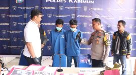 Dua pelaku pencurian dengan pemberatan saat ditanyai Kapolres Karimun AKBP Fadli Agus. Foto: Humas Polres Karimun