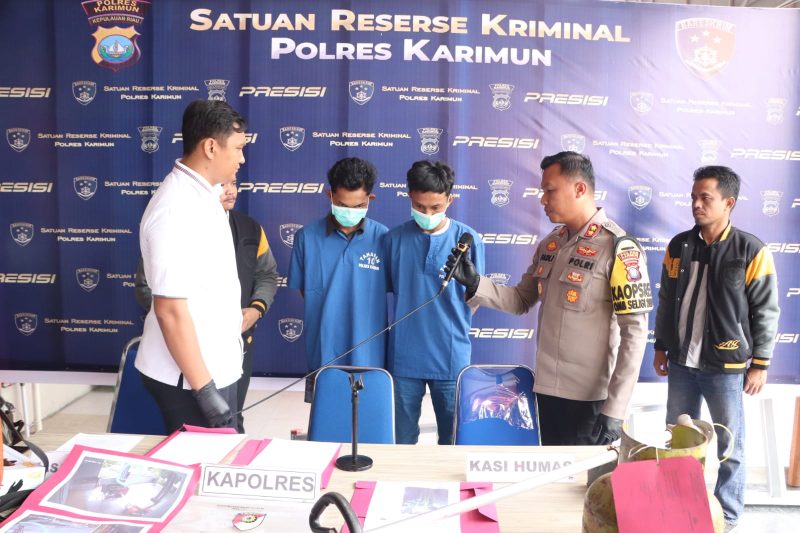 Dua pelaku pencurian dengan pemberatan saat ditanyai Kapolres Karimun AKBP Fadli Agus. Foto: Humas Polres Karimun