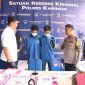 Dua pelaku pencurian dengan pemberatan saat ditanyai Kapolres Karimun AKBP Fadli Agus. Foto: Humas Polres Karimun