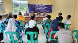 Personil Satlantas Polres Karimun berikan pemahaman SIM kepada masyarakat Buru. Foto: Humas Polres Karimun