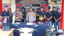 Kapolres Karimun AKBP Fadli Agus pimpin Press Konference pengungkapan kasus pencurian di wilayah Tebing. Foto: Humas Polres Karimun.