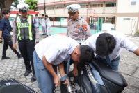 Salah satu pelajar diminta untuk melepaskan knalpot brong. Foto: Humas Polres Karimun