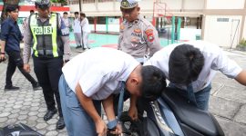 Salah satu pelajar diminta untuk melepaskan knalpot brong. Foto: Humas Polres Karimun