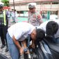 Salah satu pelajar diminta untuk melepaskan knalpot brong. Foto: Humas Polres Karimun