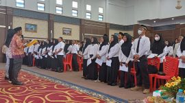 Proses pelantikan Petugas KPPS di Gedung Nasional Karimun. Foto: Humas KPU Karimun