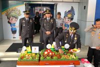 Pemotongan tumpeng dalam rangka peringatan Hari Bhakti Imigrasi ke-74 tahun 2024. Foto: KepriHeadline.id 