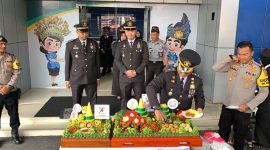 Pemotongan tumpeng dalam rangka peringatan Hari Bhakti Imigrasi ke-74 tahun 2024. Foto: KepriHeadline.id 
