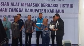 Anggota Komisi VII DPR RI Asman Abnur menyerahkan bantuan program AML ke masyarakat. Foto: KepriHeadline.id