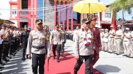 Kapolda Kepri Irjen Pol Yan Fitri Halimansyah disambut jajaran Polres Karimun. Foto: Humas Polres Karimun