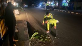 Polisi melakukan olah TKP di lokasi kecelakaan yang merenggut nyawa satu pengendara sepeda motor di Karimun. Foto: Rc/Satlantas Polres Karimun.