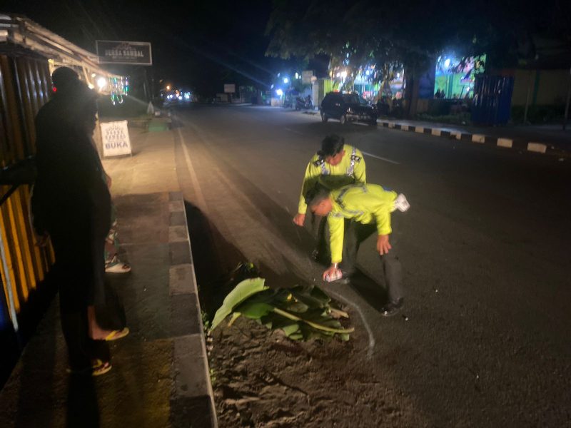 Polisi melakukan olah TKP di lokasi kecelakaan yang merenggut nyawa satu pengendara sepeda motor di Karimun. Foto: Rc/Satlantas Polres Karimun.