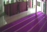 Tangkapan layar rekaman CCTv Masjid Fastabiqul Khairrat Kecamatan Tebing. 