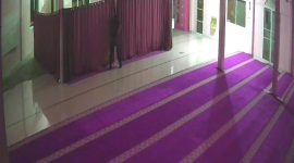 Tangkapan layar rekaman CCTv Masjid Fastabiqul Khairrat Kecamatan Tebing. 
