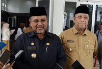 Bupati Karimun Aunur Rafiq didampingi Wakil Bupati Karimun Anwar Hasyim diwawancara Wartawan usai melantik Tenaga PPPK di Gedung Nilam Sari,  Senin, 8 Januari 2024. Foto: KepriHeadline.id 