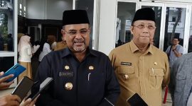 Bupati Karimun Aunur Rafiq didampingi Wakil Bupati Karimun Anwar Hasyim diwawancara Wartawan usai melantik Tenaga PPPK di Gedung Nilam Sari,  Senin, 8 Januari 2024. Foto: KepriHeadline.id 