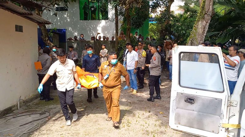 Jasad korban dievakuasi ke RSUD Muhammad Sani. Foto: KepriHeadline.id 