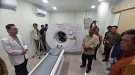 Bupati Karimun bersama Gubernur Kepri Ansar Ahmad meninjau alat CT -Scan di RSUD Muhammad Sani. Foto: KepriHeadline.id