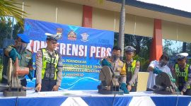 Kapolres Karimun AKBP Fadli Agus memotong knalpot menggunakan mesin gerinda dalam Pemusnahan Ratusan knalpot oleh Satlantas Polres Karimun. Foto: Rc/KepriHeadline.id