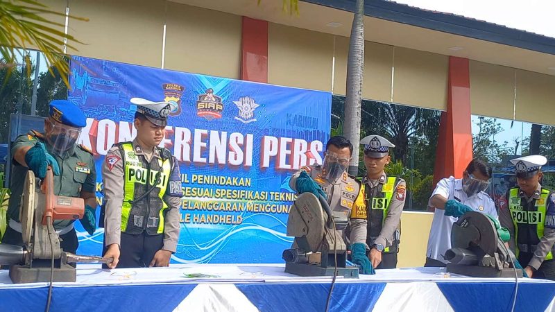 Kapolres Karimun AKBP Fadli Agus memotong knalpot menggunakan mesin gerinda dalam Pemusnahan Ratusan knalpot oleh Satlantas Polres Karimun. Foto: Rc/KepriHeadline.id