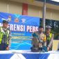 Kapolres Karimun AKBP Fadli Agus memotong knalpot menggunakan mesin gerinda dalam Pemusnahan Ratusan knalpot oleh Satlantas Polres Karimun. Foto: Rc/KepriHeadline.id
