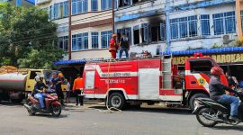 Petugas Pemadam Kebakaran BPBD dan Damkar Karimun melakukan upaya pemadaman di lokasi kebakaran yang menghanguskan lantai 2 ruko di Jalan A Yani Sei Lakam. Foto: Dm/KepriHeadline.id