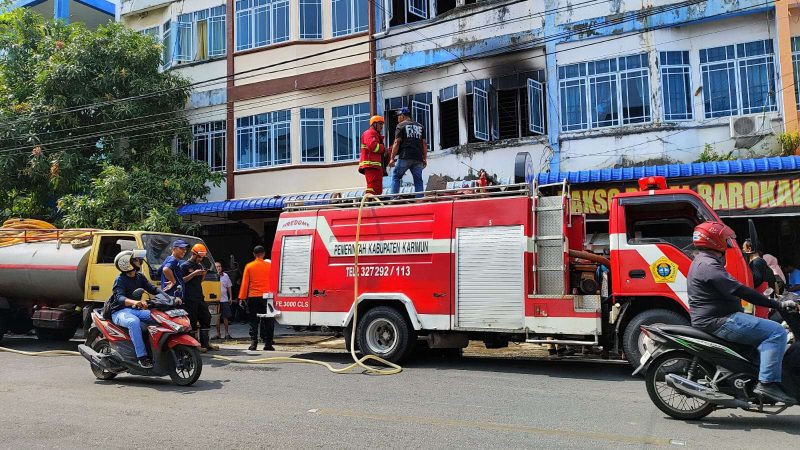 Petugas Pemadam Kebakaran BPBD dan Damkar Karimun melakukan upaya pemadaman di lokasi kebakaran yang menghanguskan lantai 2 ruko di Jalan A Yani Sei Lakam. Foto: Dm/KepriHeadline.id