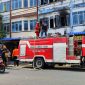 Petugas Pemadam Kebakaran BPBD dan Damkar Karimun melakukan upaya pemadaman di lokasi kebakaran yang menghanguskan lantai 2 ruko di Jalan A Yani Sei Lakam. Foto: Dm/KepriHeadline.id