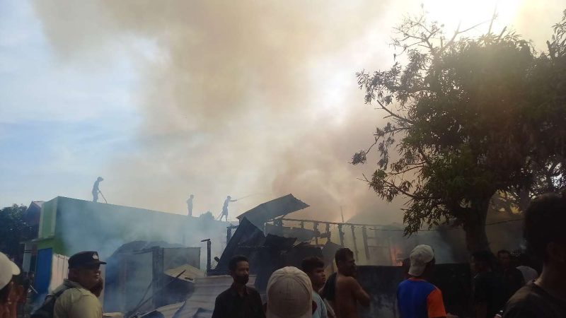 Damkar Karimun dibantu warga melakukan upaya pemadaman. Foto: Rc/KepriHeadline.id