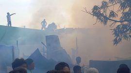 Suasana ketika Warga melakukan upaya pemadaman terhadap satu rumah yang terbakar di Kolong Bawah, Sabtu, 10 Februari 2024. Foto: Rc/KepriHeadline.id