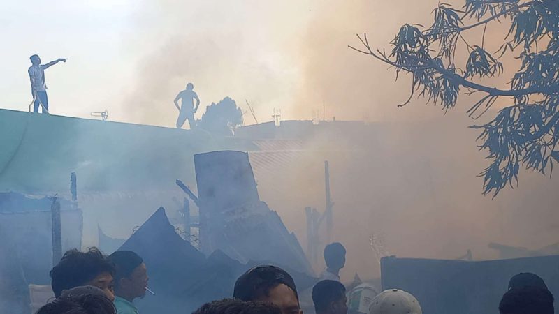 Suasana ketika Warga melakukan upaya pemadaman terhadap satu rumah yang terbakar di Kolong Bawah, Sabtu, 10 Februari 2024. Foto: Rc/KepriHeadline.id