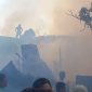 Suasana ketika Warga melakukan upaya pemadaman terhadap satu rumah yang terbakar di Kolong Bawah, Sabtu, 10 Februari 2024. Foto: Rc/KepriHeadline.id