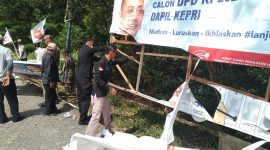 Bawaslu bersama APH melakukan penertiban Alat Peraga Kampanye di wilayah Kabupaten Karimun. Foto: Rc/kepriheadline.id