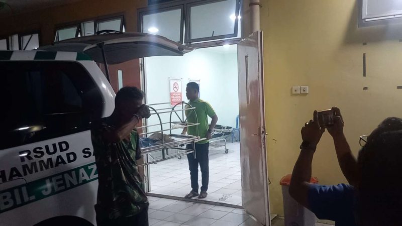 Petugas membawa jenazah usai dilakukan visum di RSUD Muhammad Sani. Foto: Rc/kepriheadline.id
