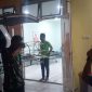 Petugas membawa jenazah usai dilakukan visum di RSUD Muhammad Sani. Foto: Rc/kepriheadline.id
