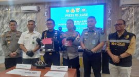 Kepala KPPBC TMP B Jerry Kurniawan bersama Wakapolres Karimun Kompol Herie Pramono dan Kepala Kantor Imigrasi Karimun Zulmanur Arif menunjukkan barang bukti narkoba hasil penegahan di Pelabuhan Internasional Karimun. Foto: Rc/KepriHeadline.id 
