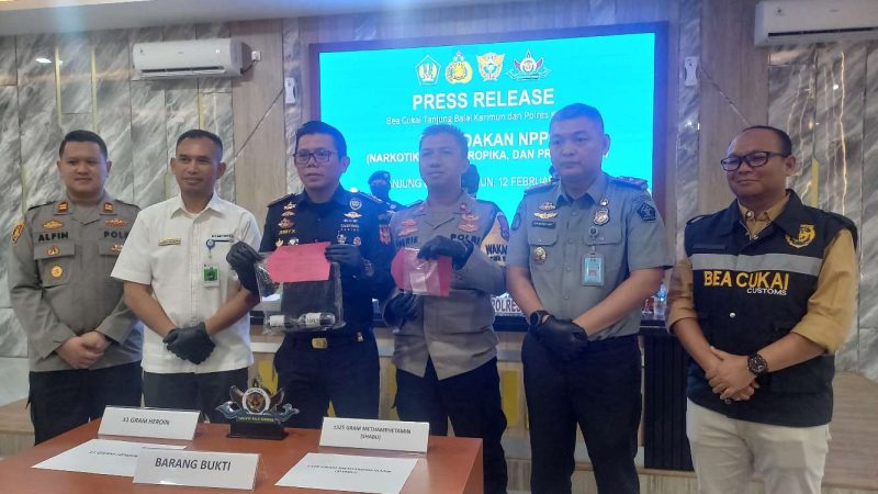 Kepala KPPBC TMP B Jerry Kurniawan bersama Wakapolres Karimun Kompol Herie Pramono dan Kepala Kantor Imigrasi Karimun Zulmanur Arif menunjukkan barang bukti narkoba hasil penegahan di Pelabuhan Internasional Karimun. Foto: Rc/KepriHeadline.id 