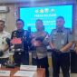 Kepala KPPBC TMP B Jerry Kurniawan bersama Wakapolres Karimun Kompol Herie Pramono dan Kepala Kantor Imigrasi Karimun Zulmanur Arif menunjukkan barang bukti narkoba hasil penegahan di Pelabuhan Internasional Karimun. Foto: Rc/KepriHeadline.id 